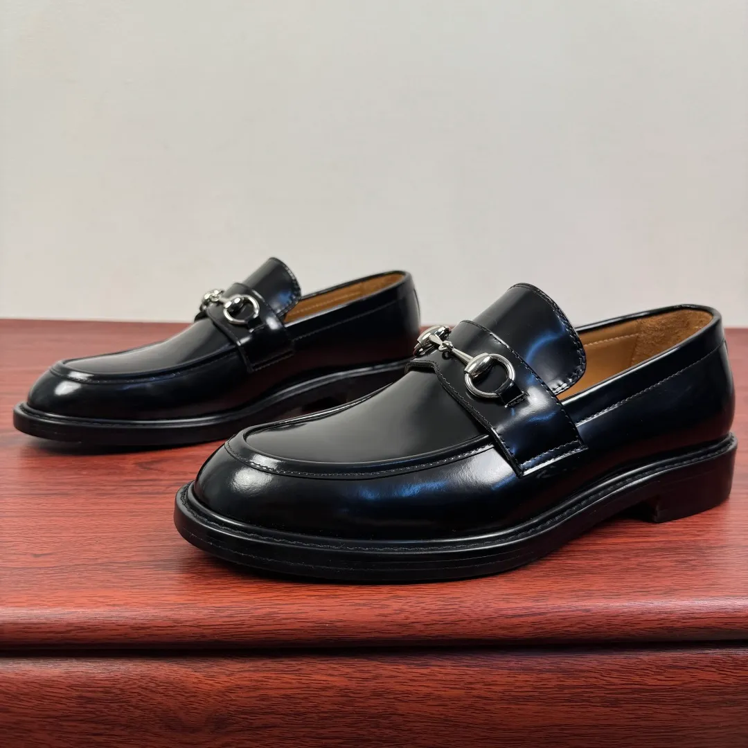 Batch 980 Gucci/Gucci new men's loafers with horsebit buckle! These classic loafers, embellished with a horsebit buckle, embody timeless elegance and pay homage to the brand's rich heritage. The carefully crafted leather sole and semi-circular toe inject new charm into the entire design. Iconic accessories and metal buckle finishes complement each other, classic loose fit, solid color leather highlights the simple and rustic temperament. Select high-quality leather. Pay attention to the details of the leather material. The texture is bright. The leather has excellent toughness. It is soft, comfortable and durable. The dyed calfskin lining has uniform and fine holes, soft and comfortable. The thickened leather outsole and the composite rubber bottom sheet at the heel are extremely comfortable, wear-resistant and non-slip. It is the first choice for light weight. It is versatile and luxurious, and comes with a full set of packaging! Size: 39-40-41-42-43-44 leather shoe size (38.45.46 can be customized) Item number: 812158 Black open edge beads